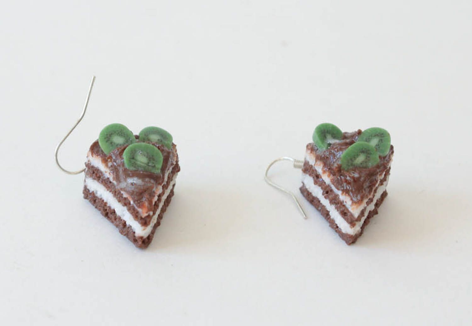 Boucles d'oreilles en argile en forme de morceaux du gâteau photo 4