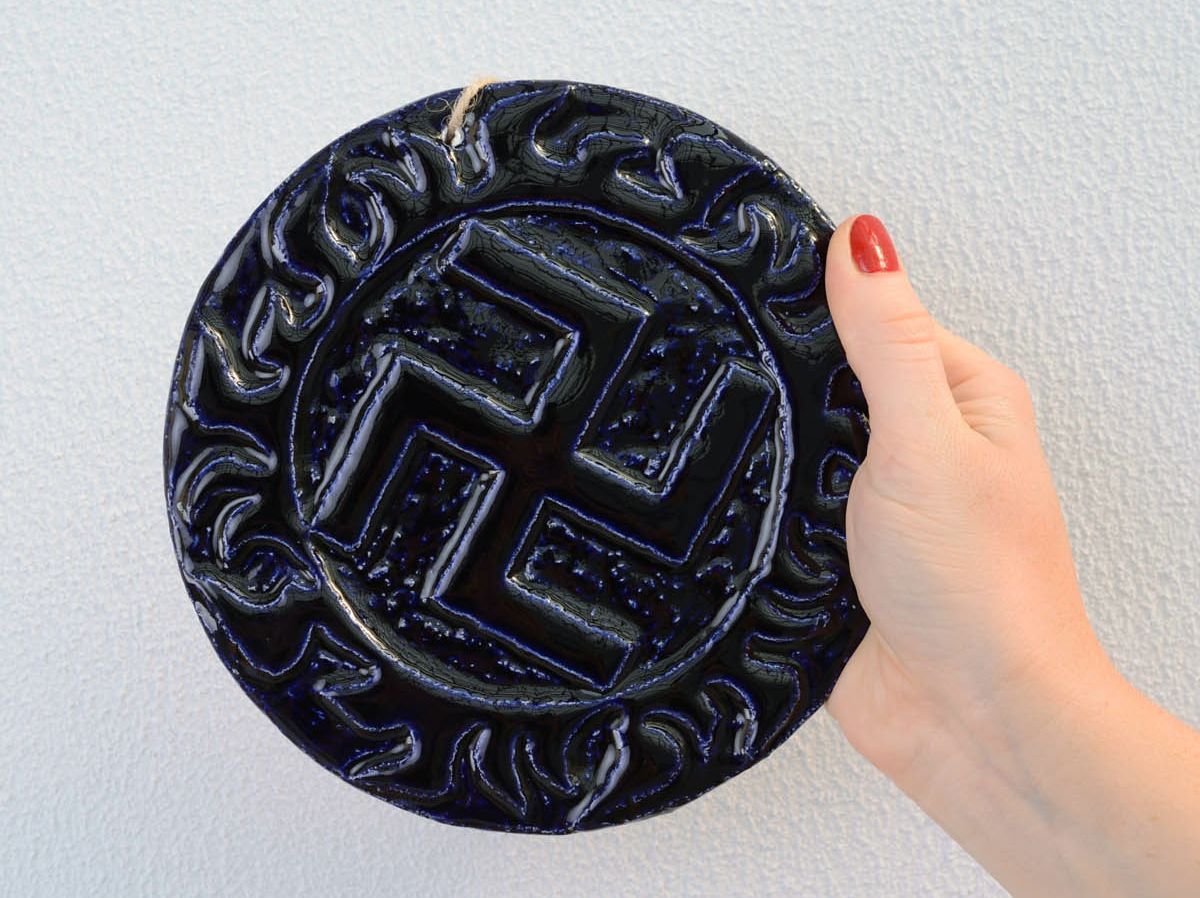 Pingente talismã de cerâmica na forma de prato coberto com esmalte Ingle foto 4