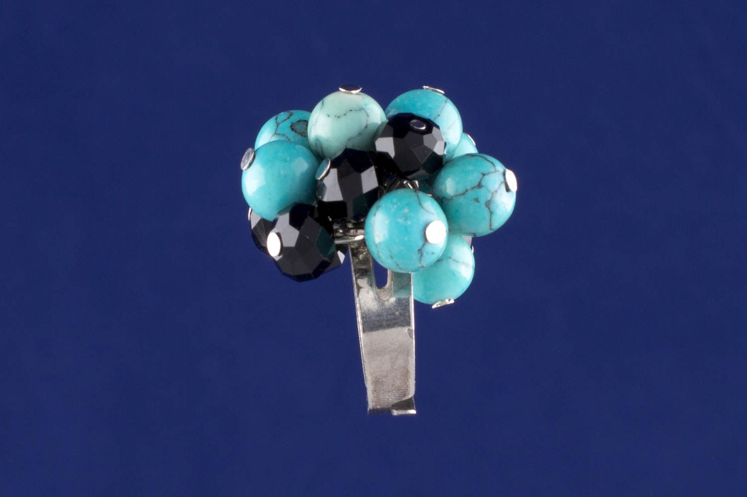 Grande bague en turquoise et perles de cristal noires réglable faite main photo 2