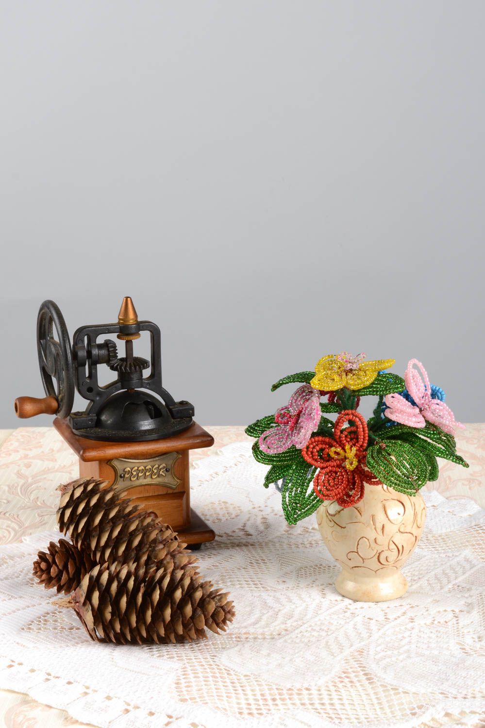 Оригинальная ваза с цветами из бисера ручной работы красивая декор для дома фото 1