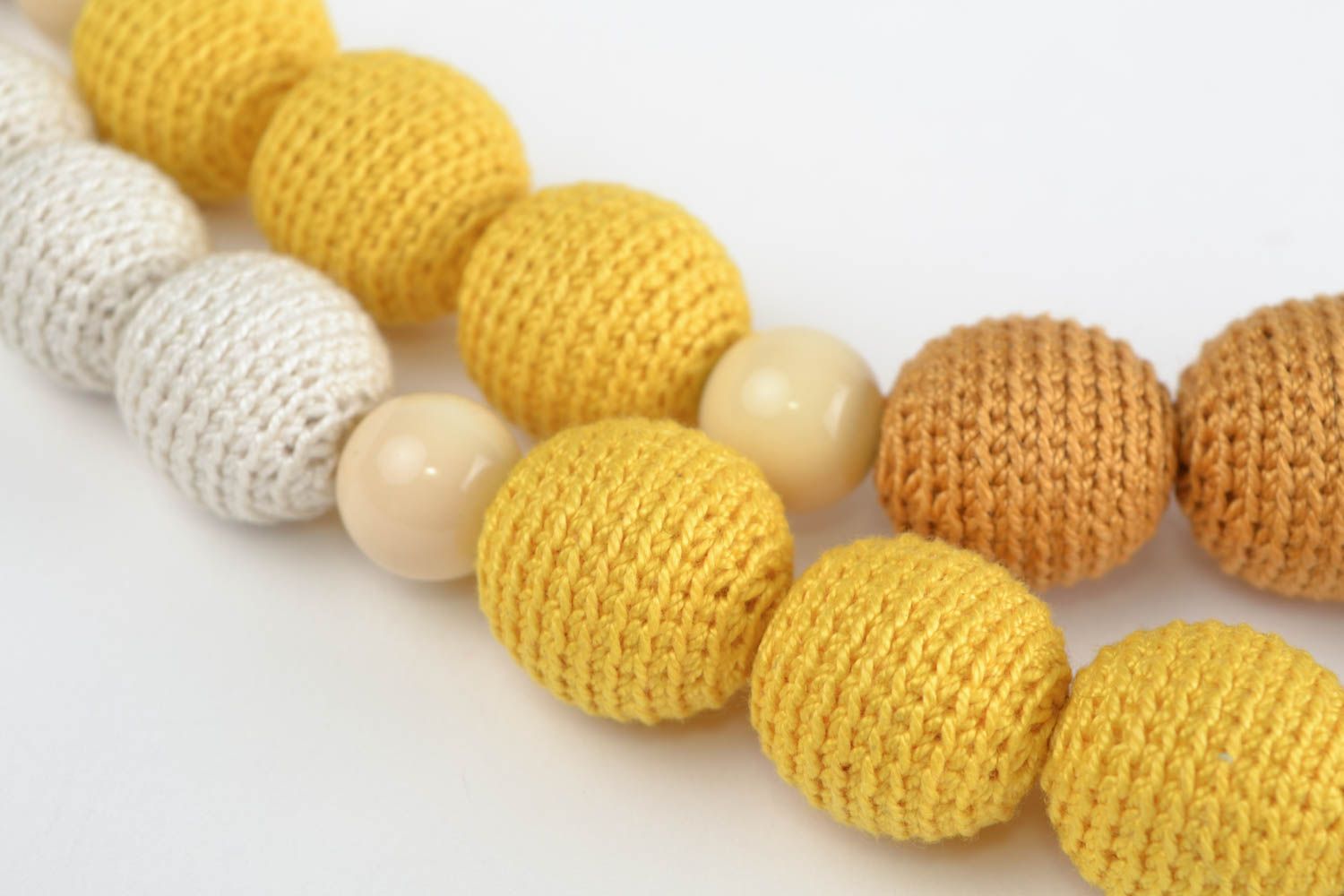 Long collier en perles recouvertes de fils jaune et blanc fait main stylé photo 4