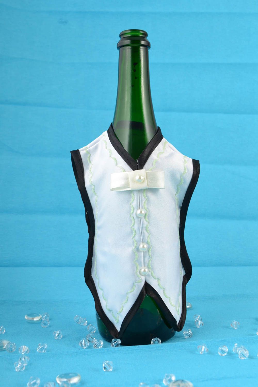 Костюм на бутылку в виде фрака или одежды жениха из атласной ткани ручная работа фото 1