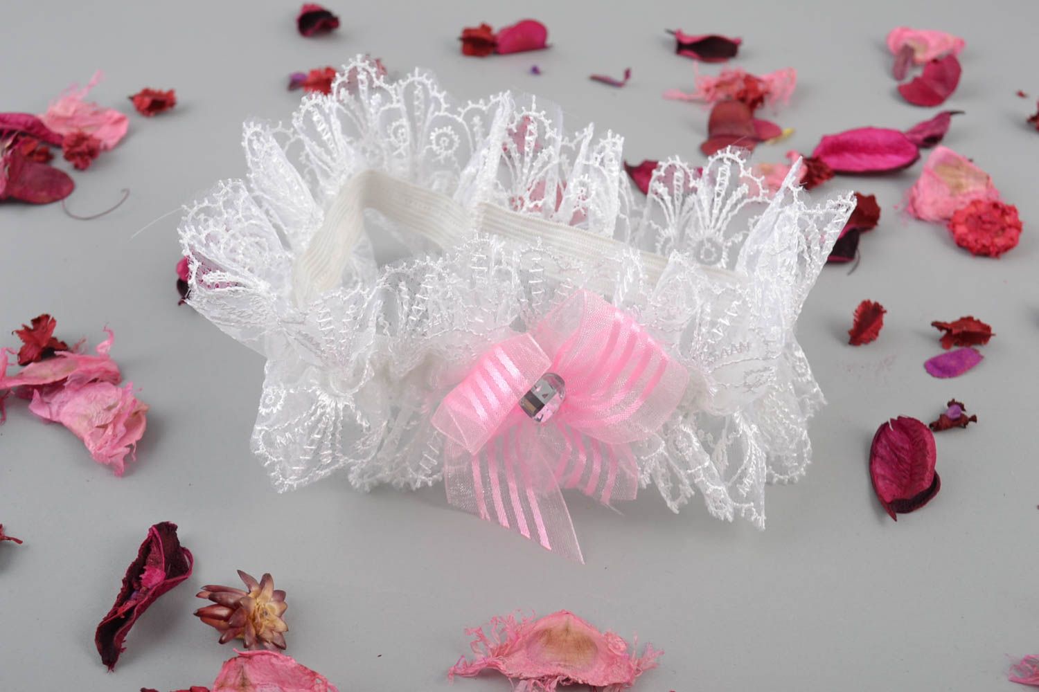 Свадебная подвязка невесты белая с розовым красивая пышная ручной работы фото 1