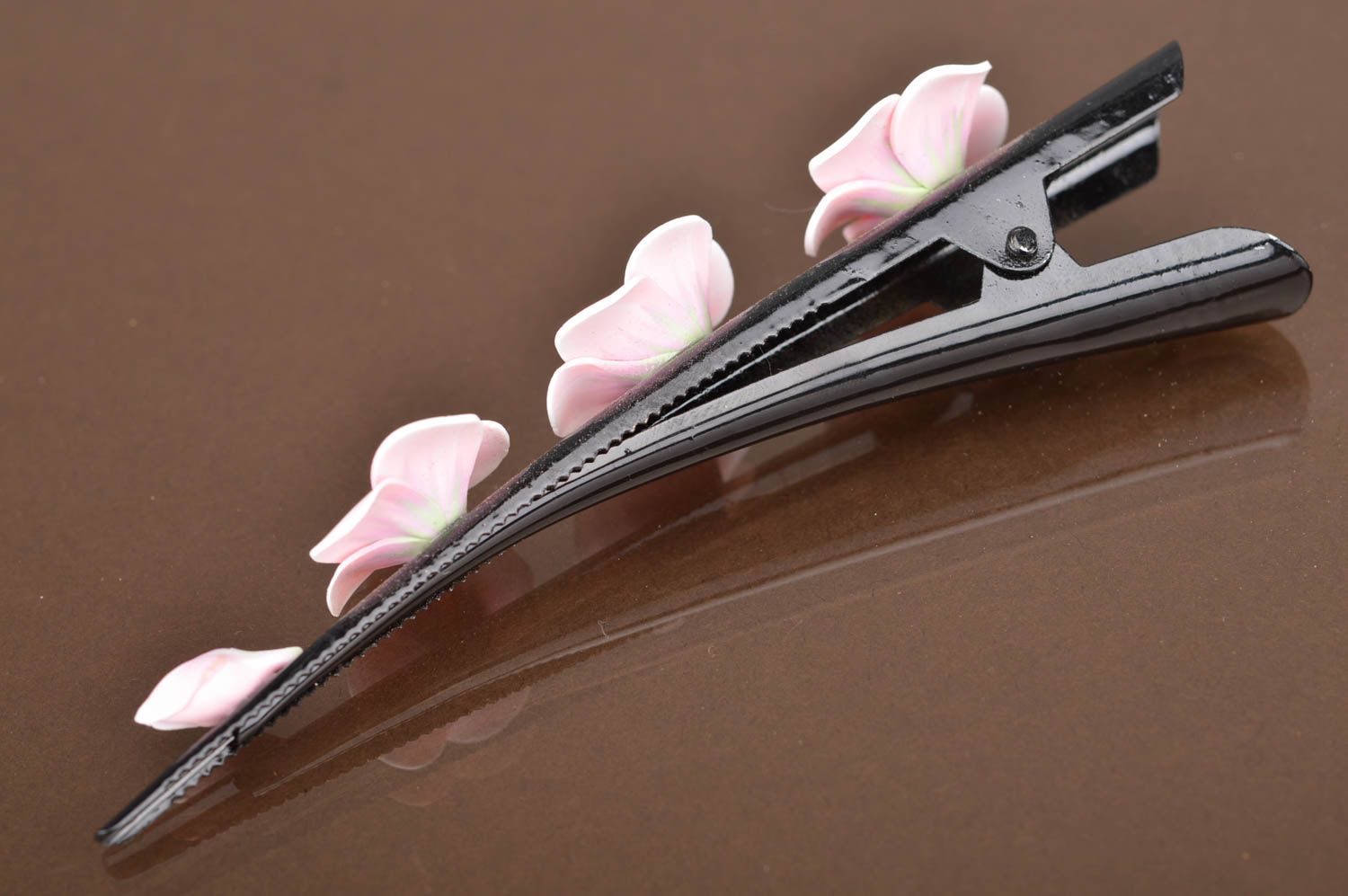 Grand bec à cheveux métallique fait main fleurs roses en pâte polymère  photo 5