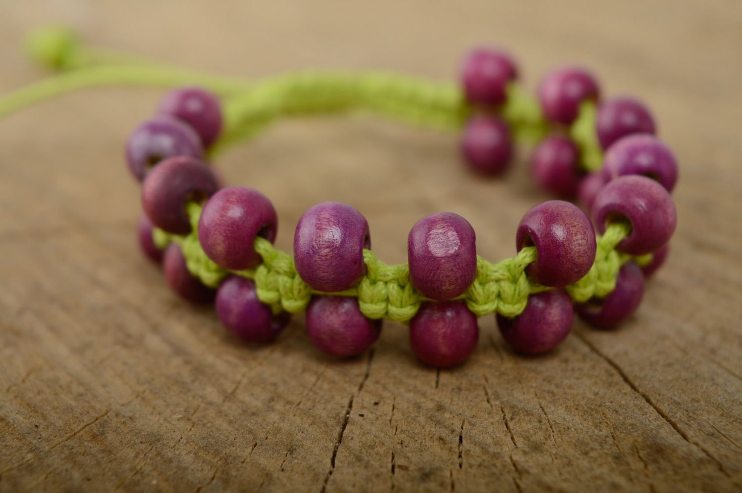 Bracelet en macramé tressé lacet ciré vert et perles lilas en bois fait main photo 1