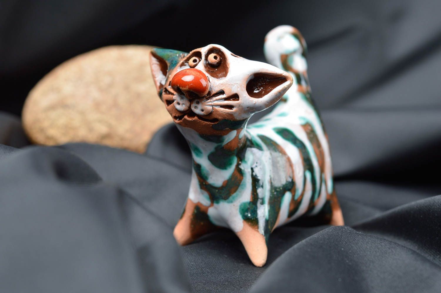 Kleine stilvolle originelle handgemachte Statuette aus Ton Katze mit Bemalung foto 1