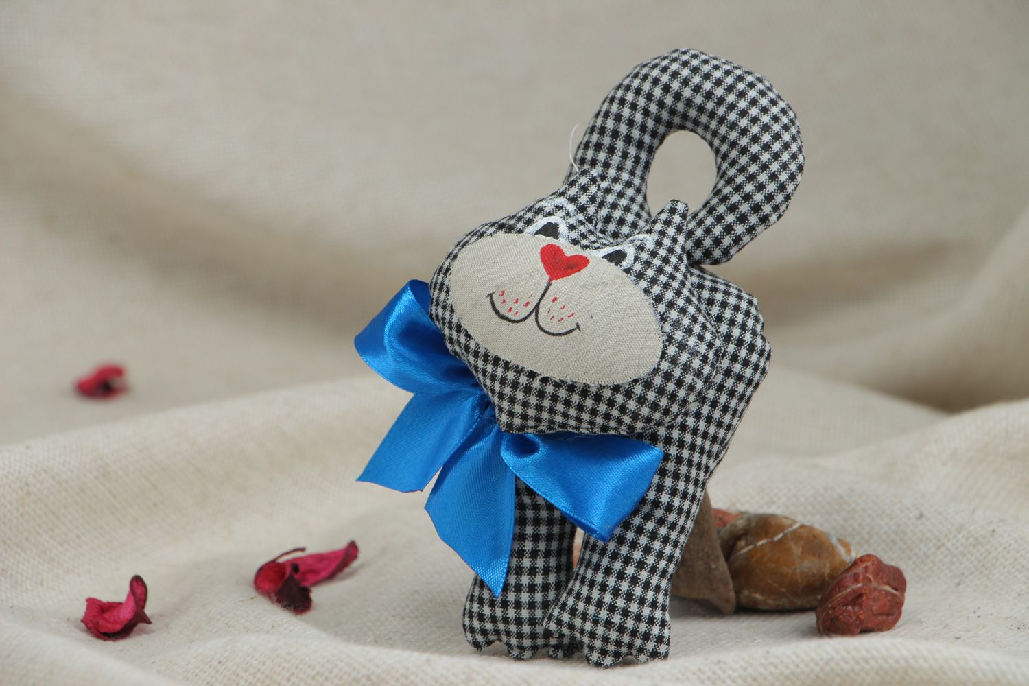 Petite peluche décorative en coton à carreaux fait main avec noeud en ruban photo 5