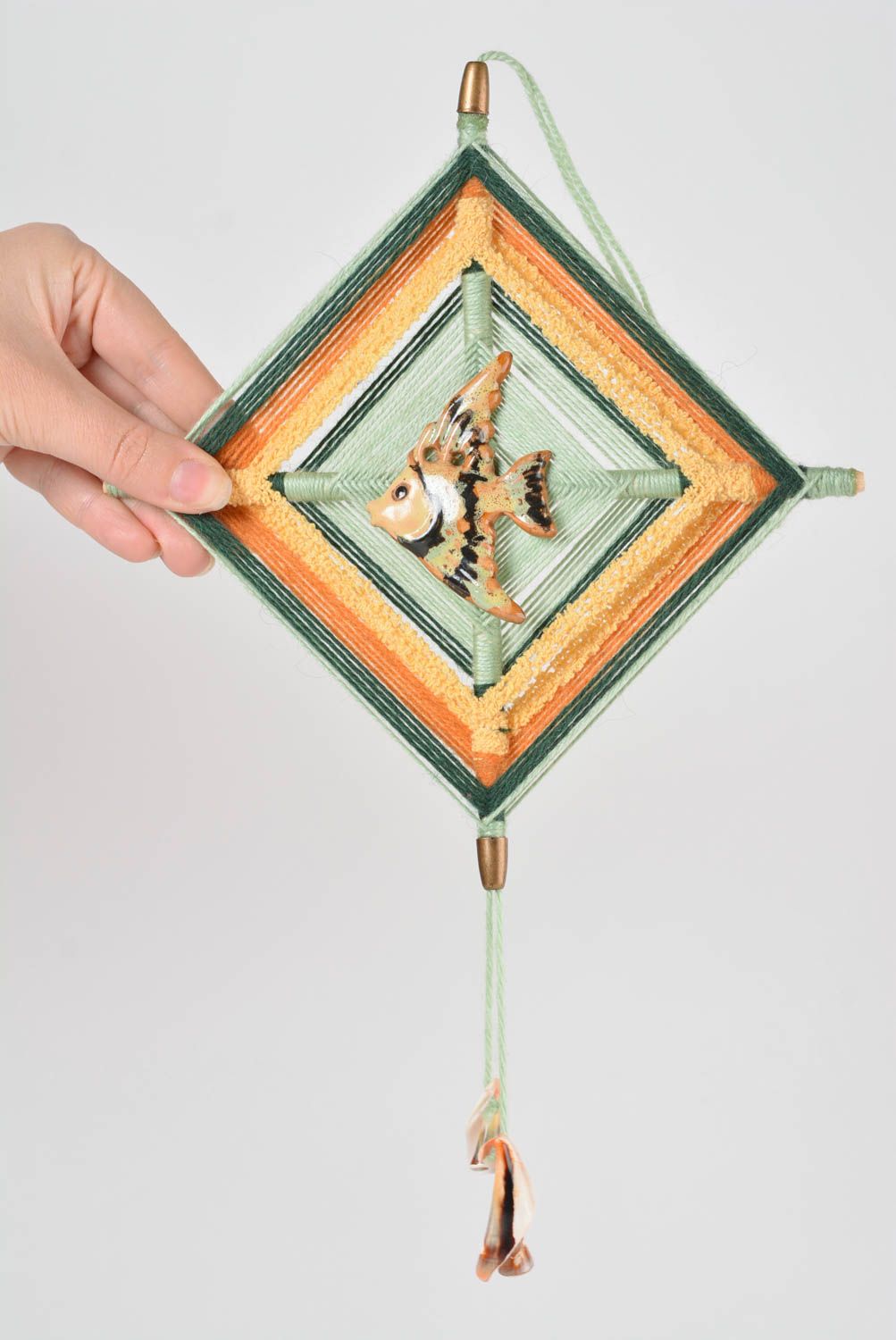 Мандала из ниток с рыбкой ручной работы настенный декор панно на стену фото 2