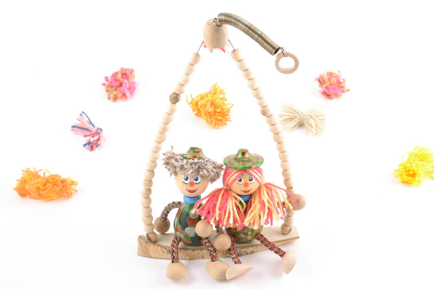 Interessantes Öko Spielzeug aus Holz Paar auf der Bank mit Bemalung für Kinder foto 1