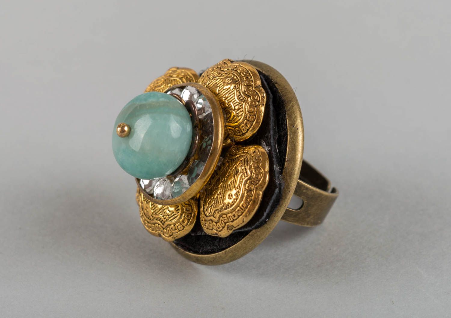 Originelle schöner feiner handgemachter Ring aus Messing mit Naturstein foto 2