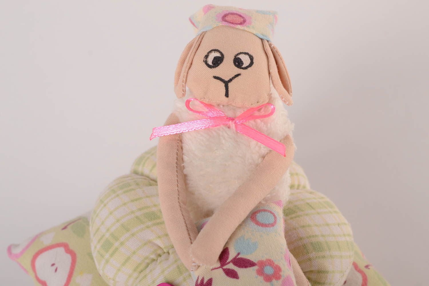 Schönes Plüsch Schaf auf Kissen handmade Stoff Kuscheltier Geschenk für Kinder  foto 4