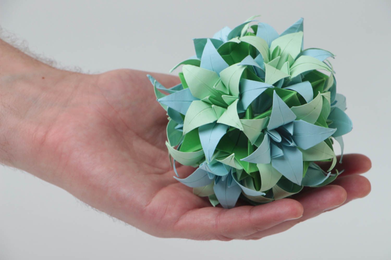 Зеленая интерьерная подвеска из бумаги в виде цветочного шара ручной работы  фото 5