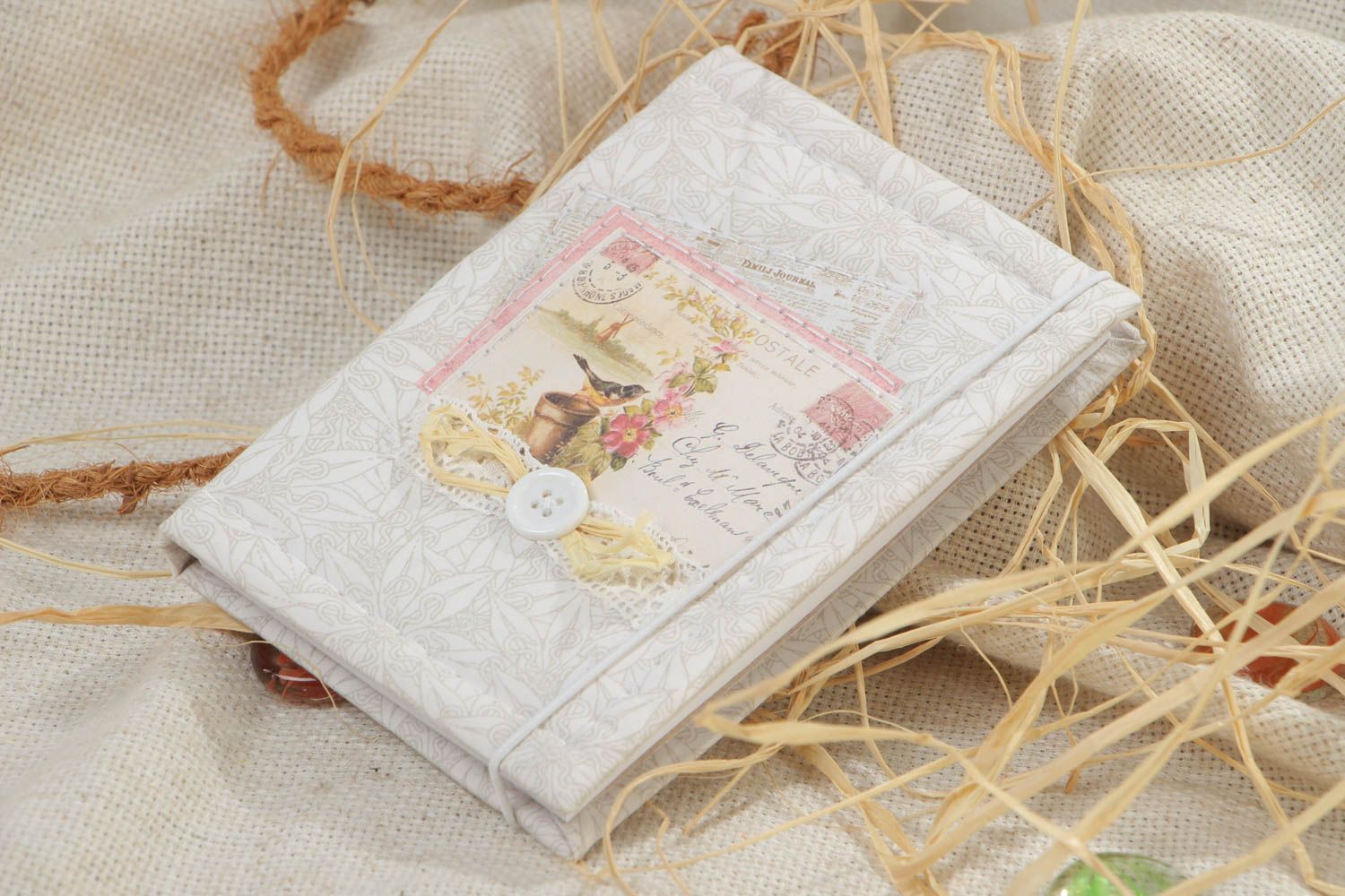 Weißes handgemachtes Notizbuch mit Decke aus Stoff in Provence Stil für romantischen Look foto 1
