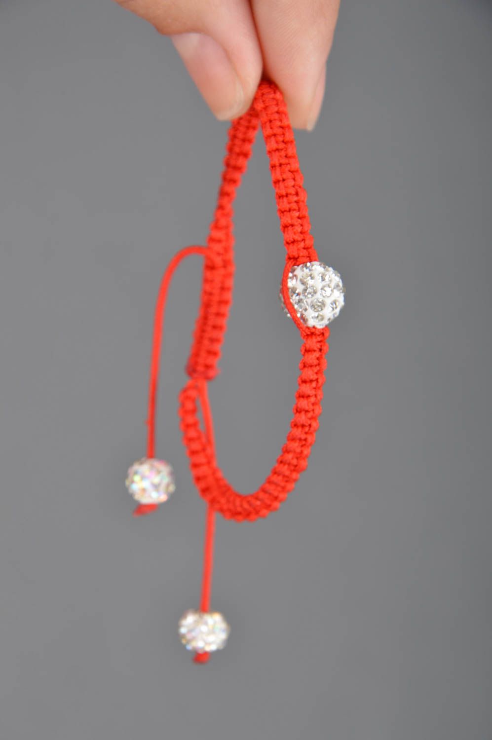 Schönes originelles rotes handgemachtes Armband aus Textil und Glasperlen foto 3