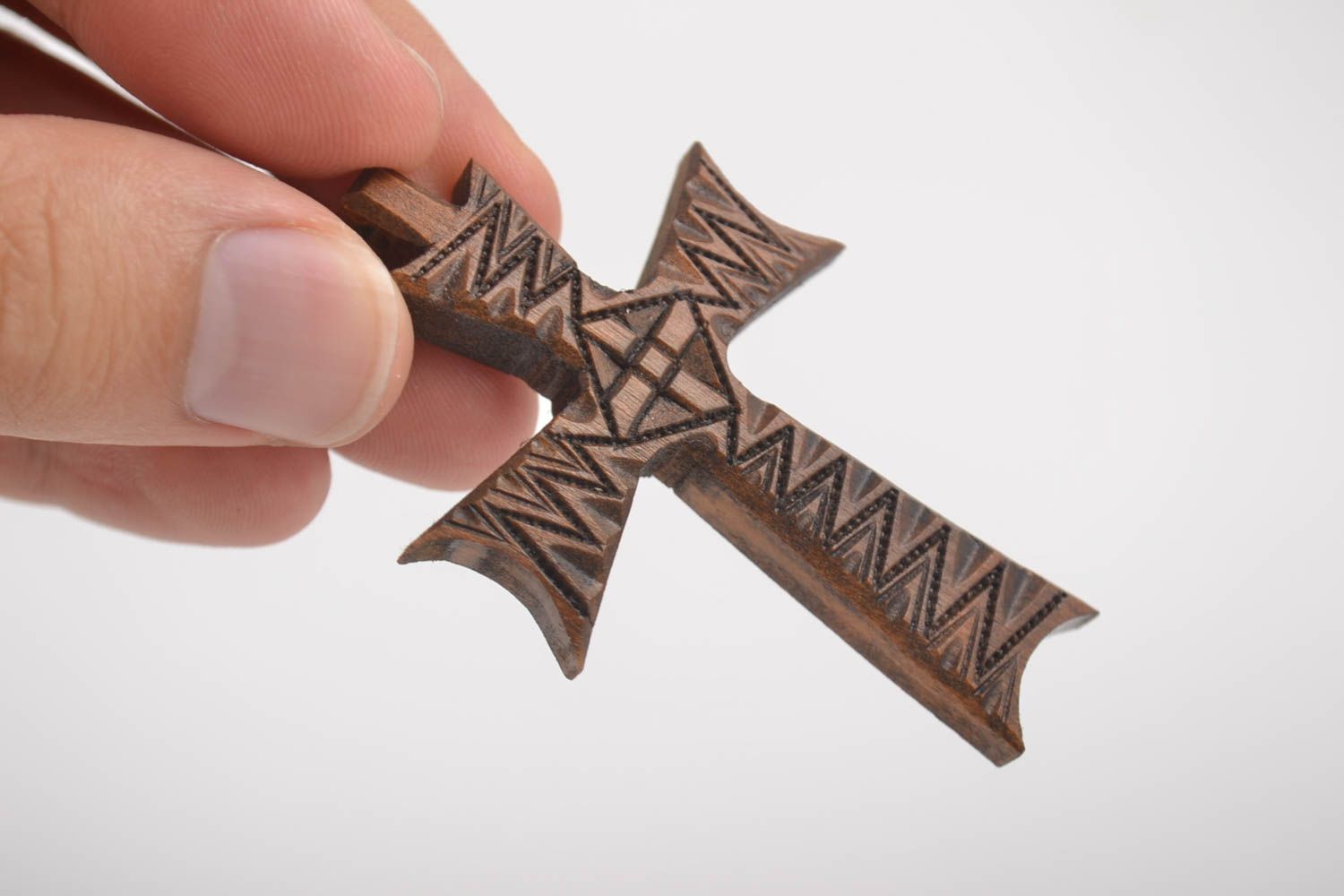 Pendentif croix Bijou ethnique fait main en bois Accessoire femme design photo 5