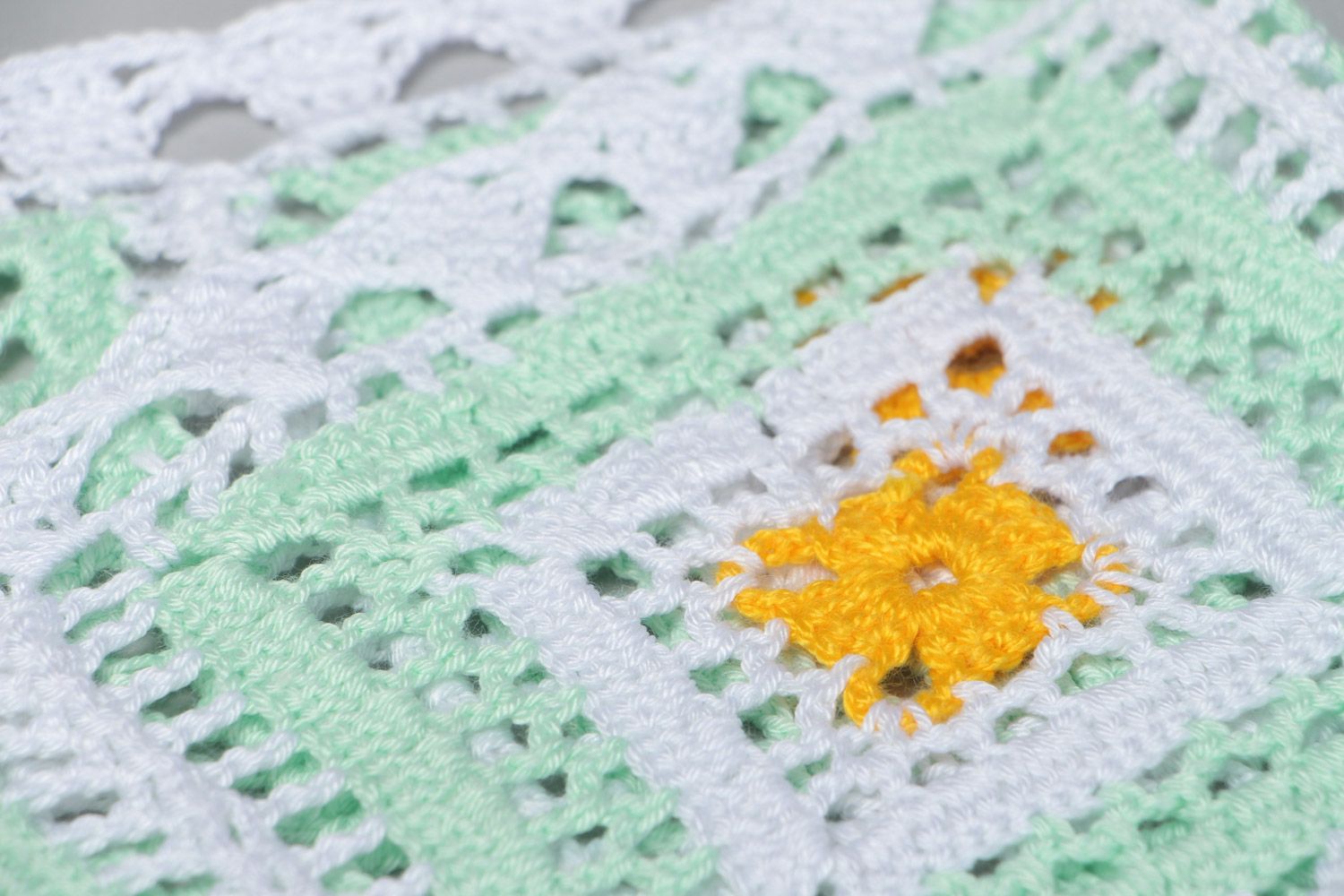 Handgemachte Deko Serviette aus Baumwolle in hellen Farben gehäkelt künstlerisch foto 3