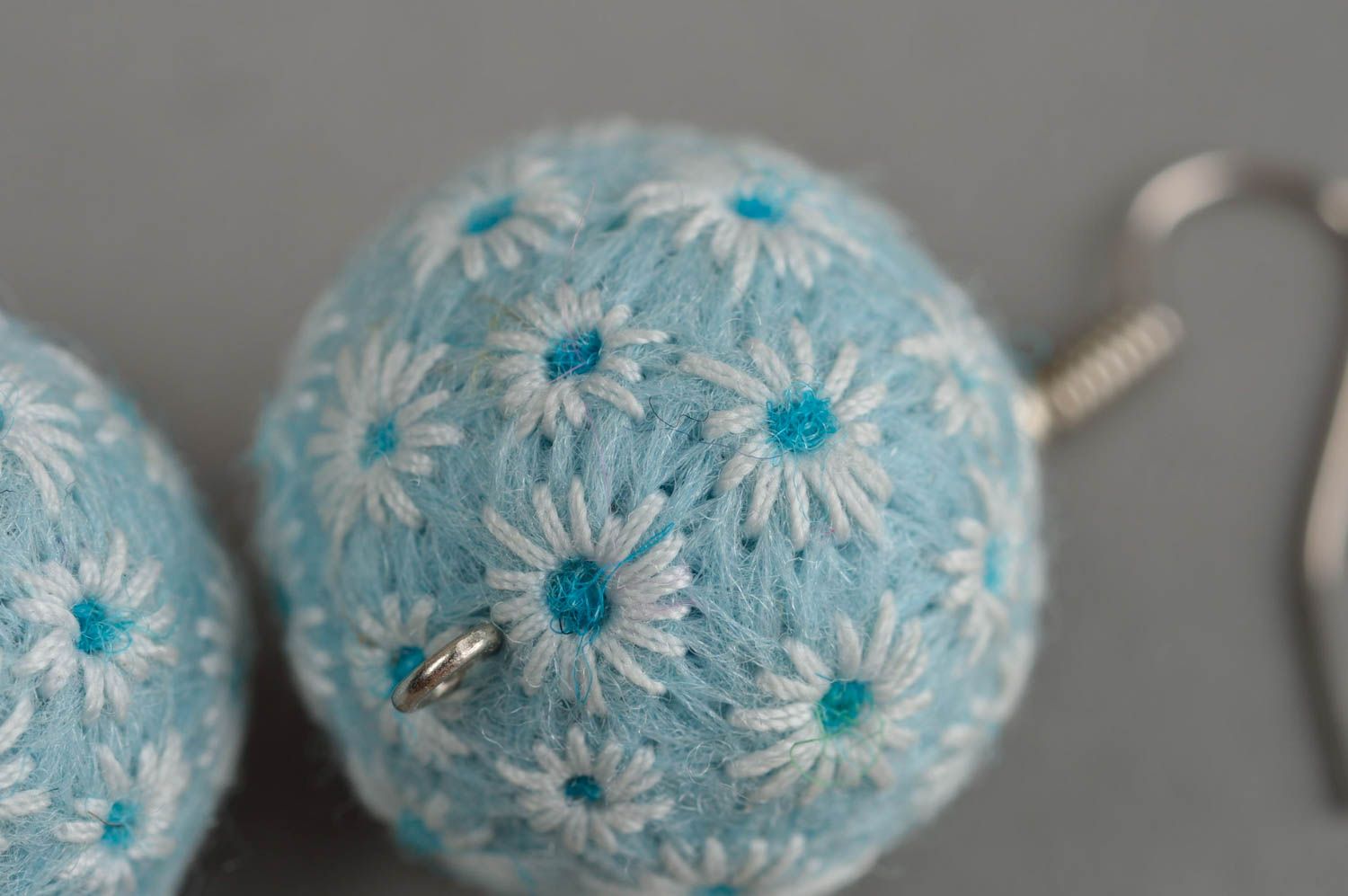 Boucles d'oreille pendantes boules en laine feutrée bleu ciel faites main photo 5