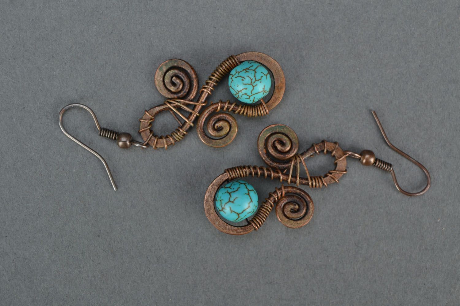 Boucles d'oreilles artisanales en bronze et turquoise photo 3