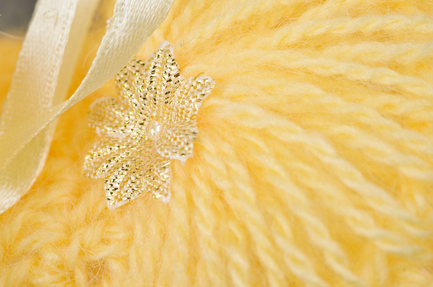 Детские пинетки ручной вязки крючком из акрила желтые с лентой для девочки фото 4