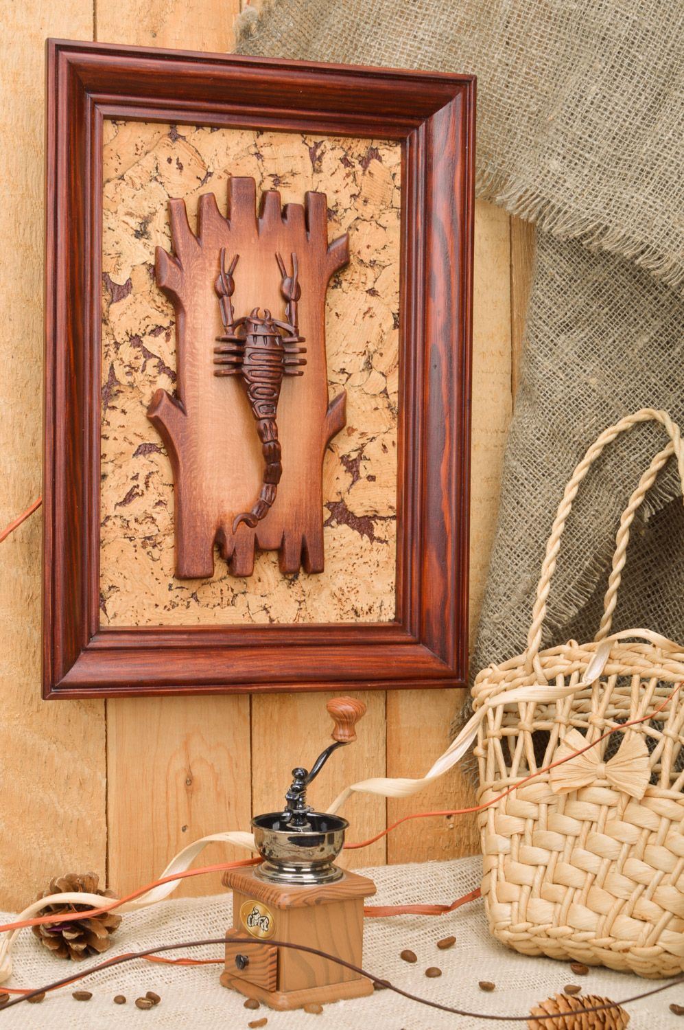 Handmade Wandbild aus Holz in Braun mit der Abbildung von voluminösem Skorpion foto 1