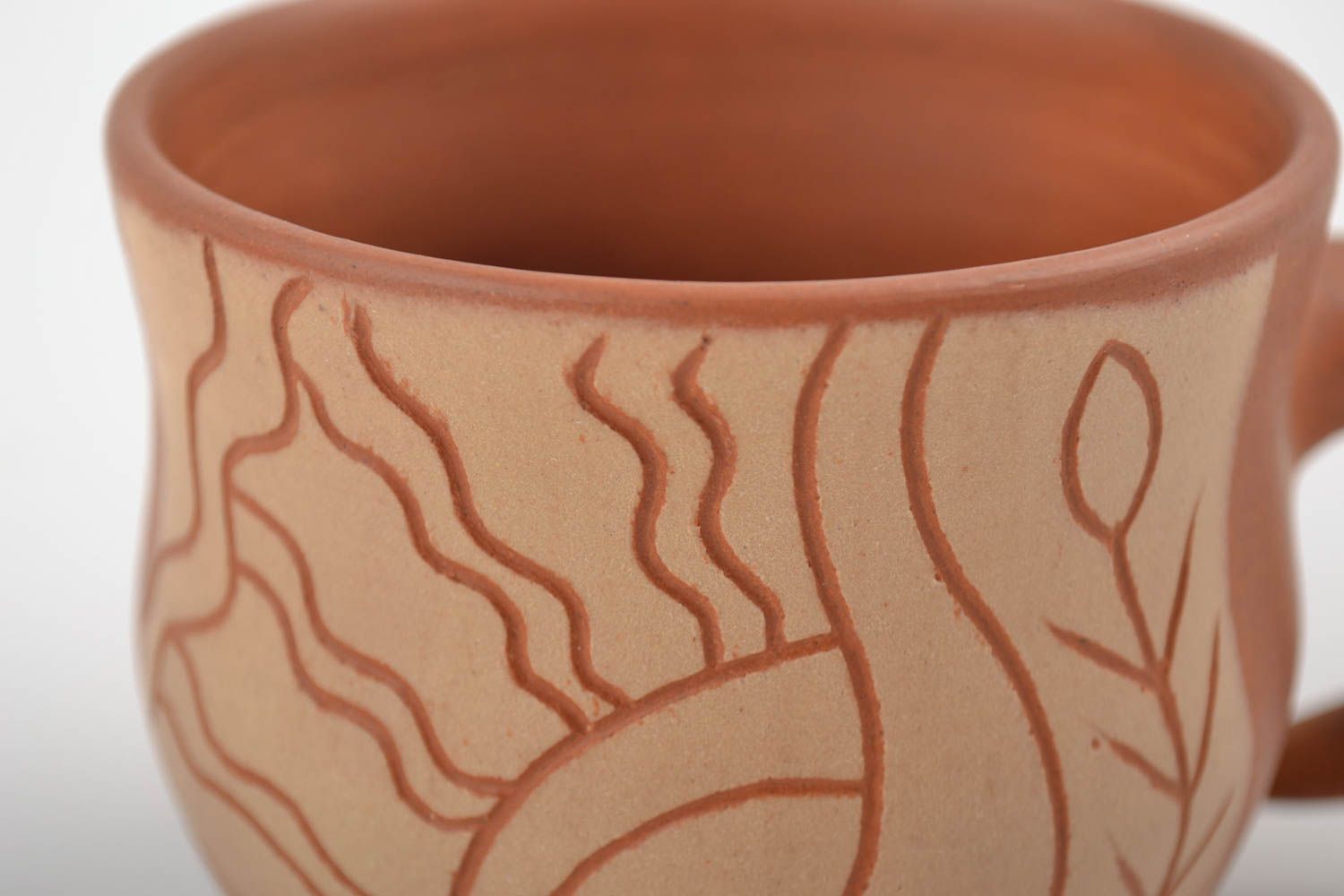 Глиняная чашка расписанная красками ангобами ручной работы объемом 400 мл фото 4