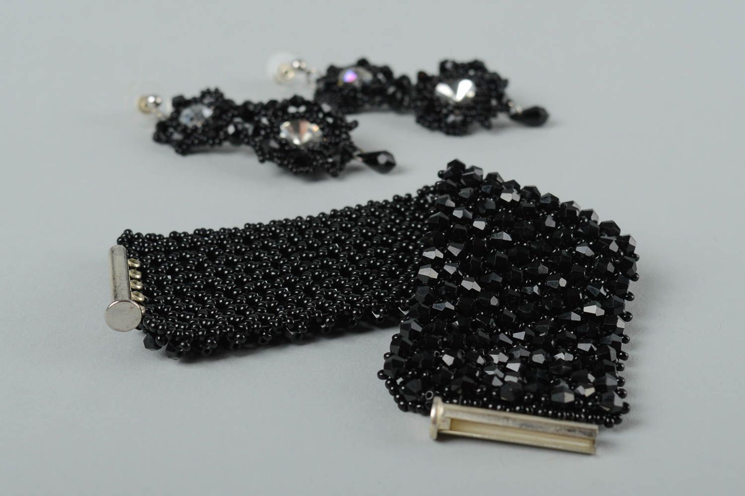 Boucles d'oreilles faites main Bracelet design noir Accessoires femme design photo 3