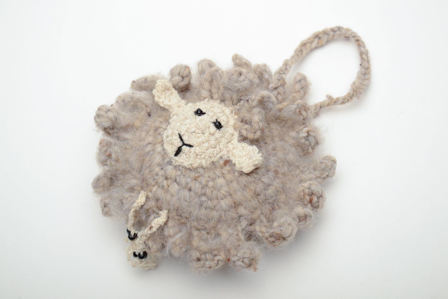 Petite Brebis grise décoration à accrocher tricotée aux aiguilles faite main photo 3