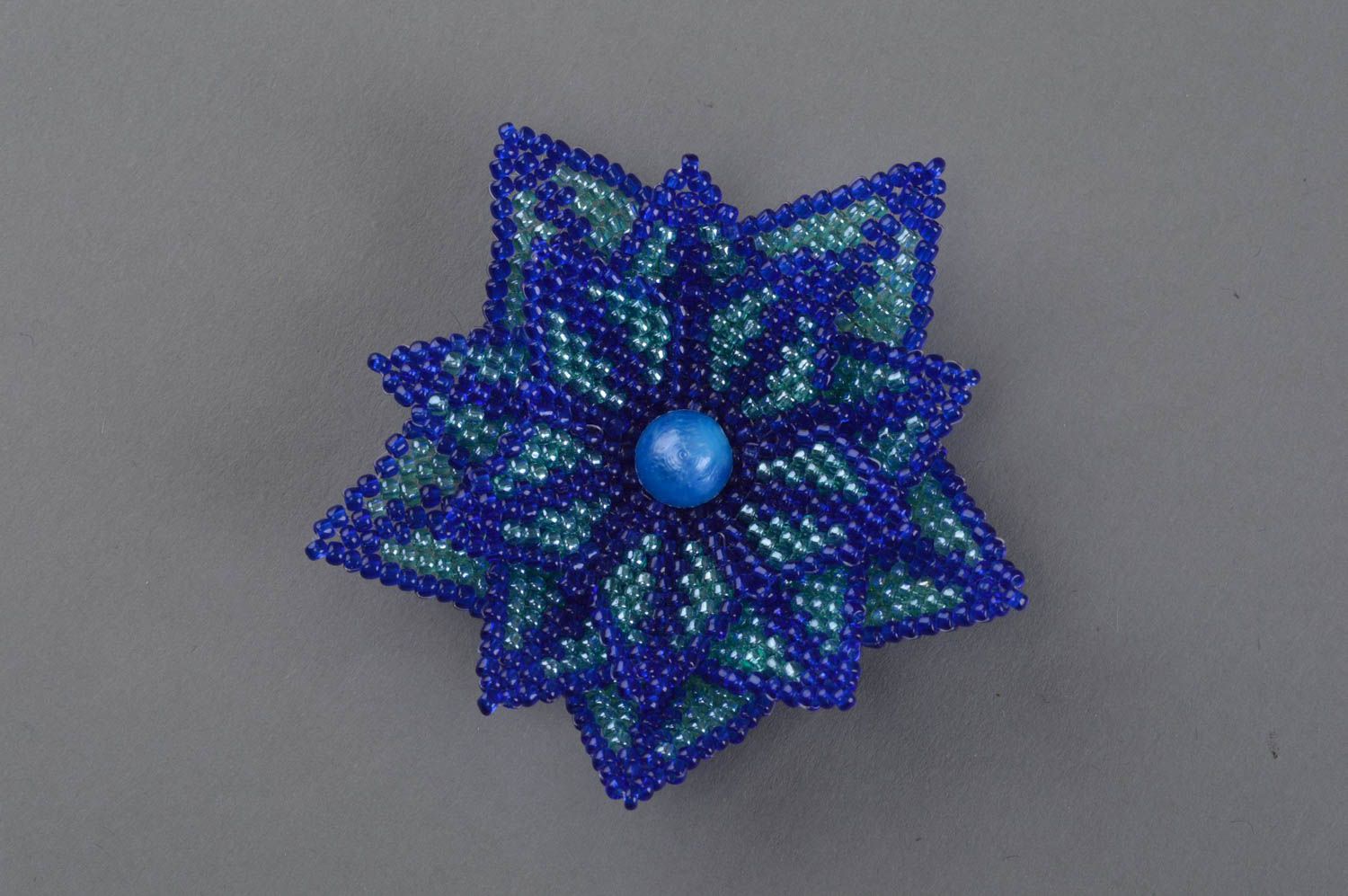 Синяя цветочная брошь из бисера ручной работы оригинальная красивая плетеная фото 2
