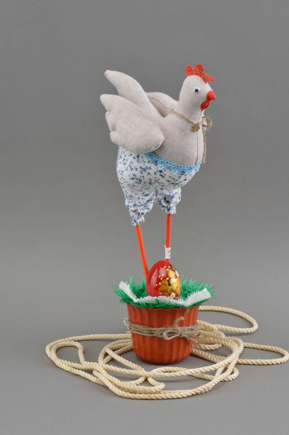 Интерьерная игрушка в виде курицы с расписным яичком ручной работы пасхальная фото 1