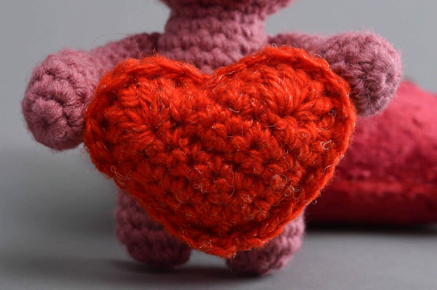 Petit jouet ours rose avec coeur rouge tricoté en acrylique au crochet fait main photo 3