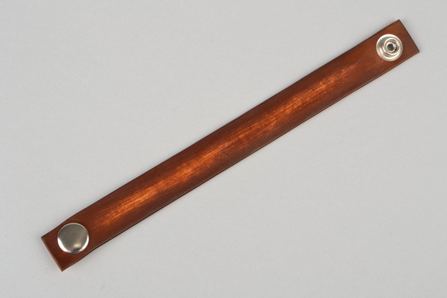 Pulsera de cuero ancha hecha a mano con botón estilosa marrón foto 5