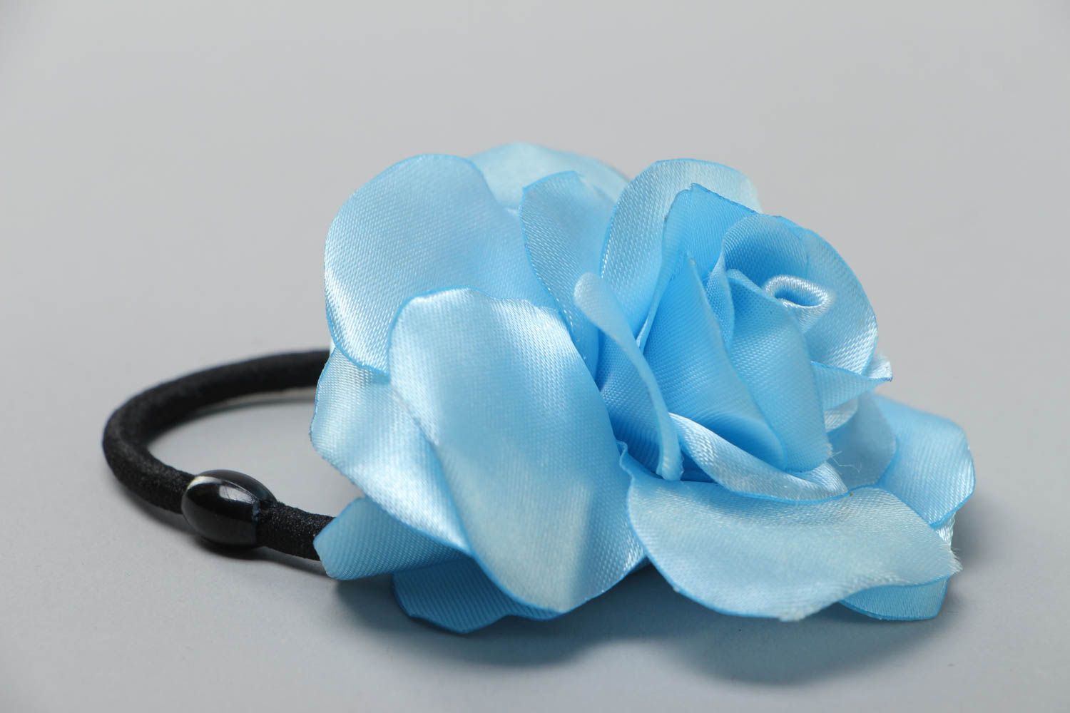 Резинка для волос из атласных лент голубая роза ручной работы женская красивая фото 3