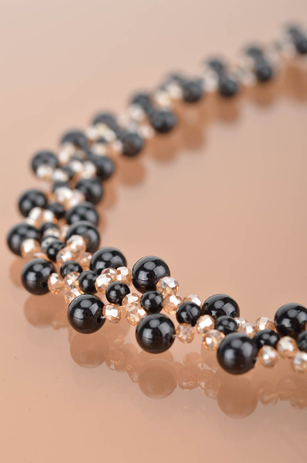 Collier en perles céramiques et cristal de roche fait main élégant noir-doré photo 4
