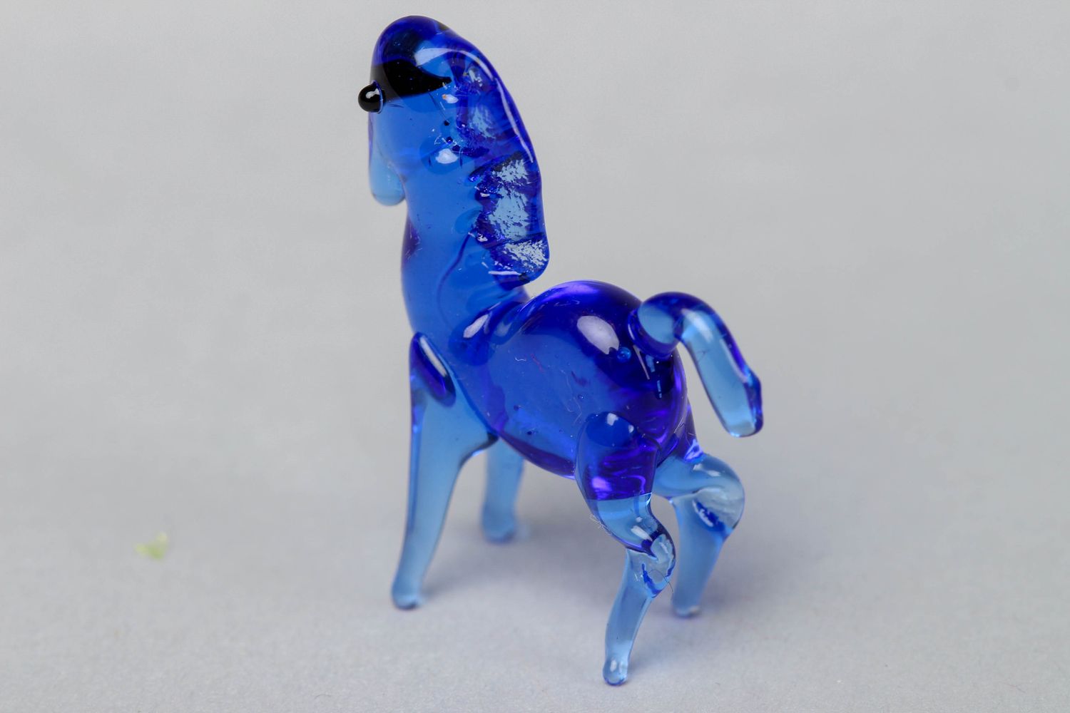 Фигурка из стекла синяя лошадка в технике лэмпворк фото 2