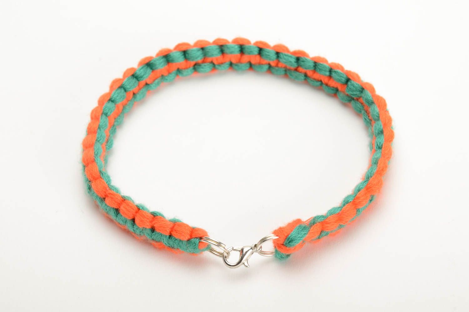 Плетеный браслет из ниток мулине ручной работы тонкий красивый оранжево-зеленый фото 3