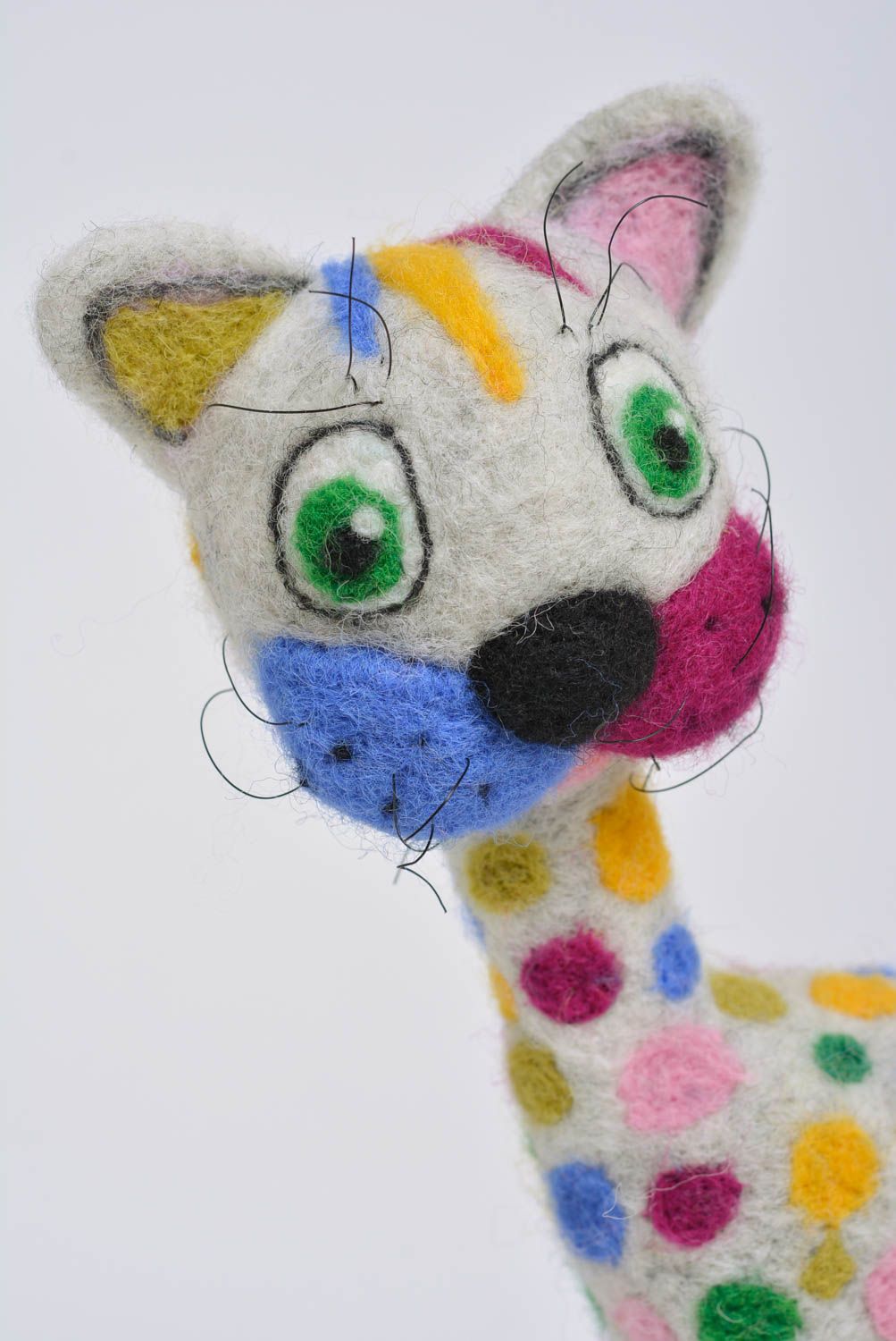 Смешная игрушка кот из валяной шерсти разноцветный ручной работы для детей фото 2