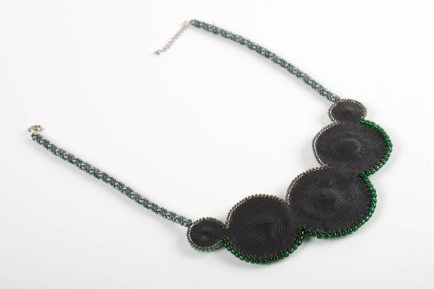 Ожерелье из бисера и натуральных камней на коже ручной работы в зеленых тонах фото 5