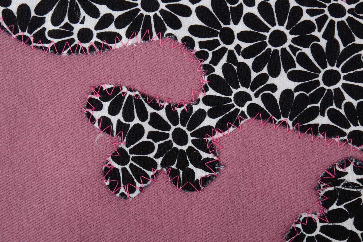 Bolso textil artesanal de tela rosada con aplicación grande  foto 4