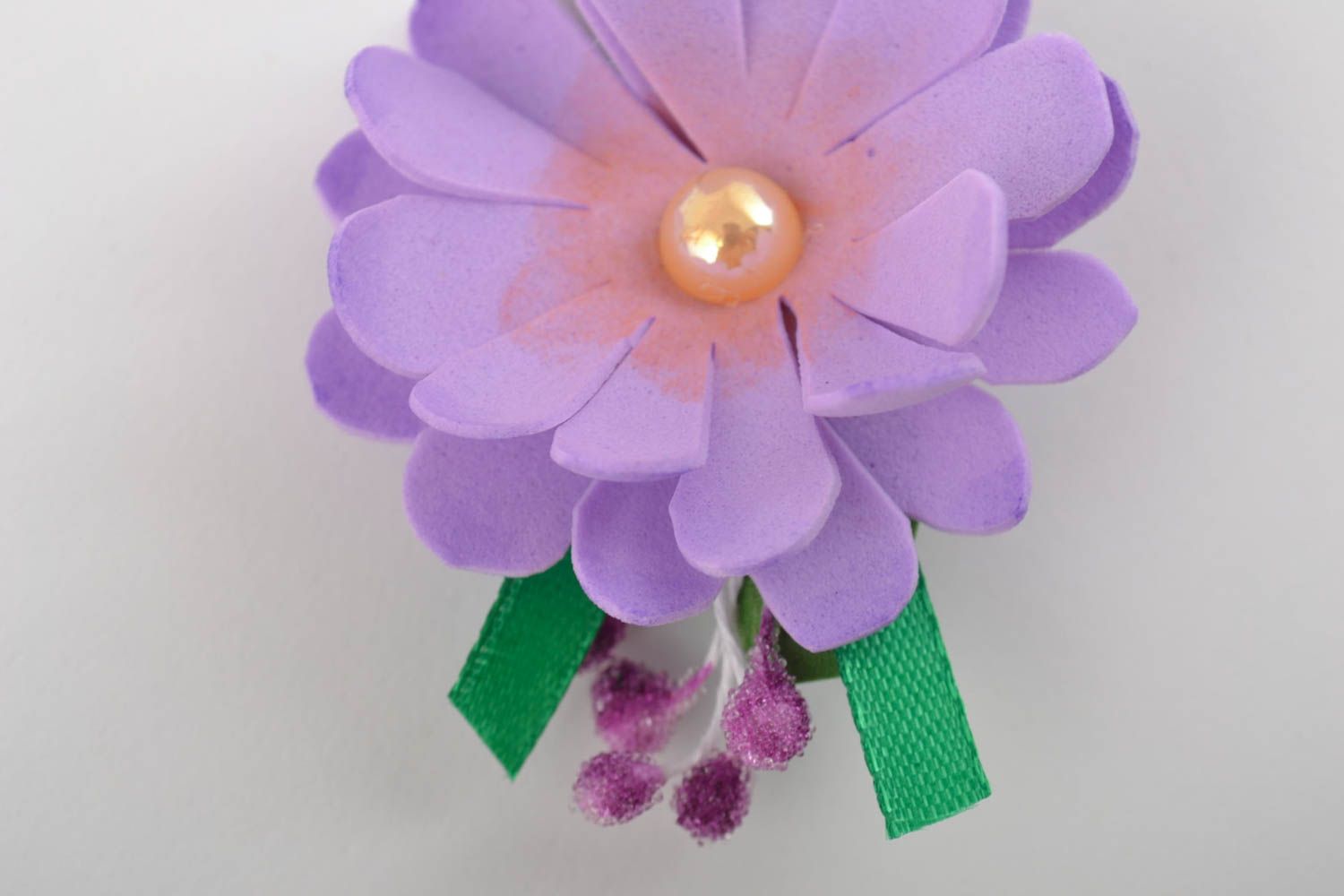 Красивая нежная заколка из фоамирана ручной работы в виде цветка фиолетовая фото 3