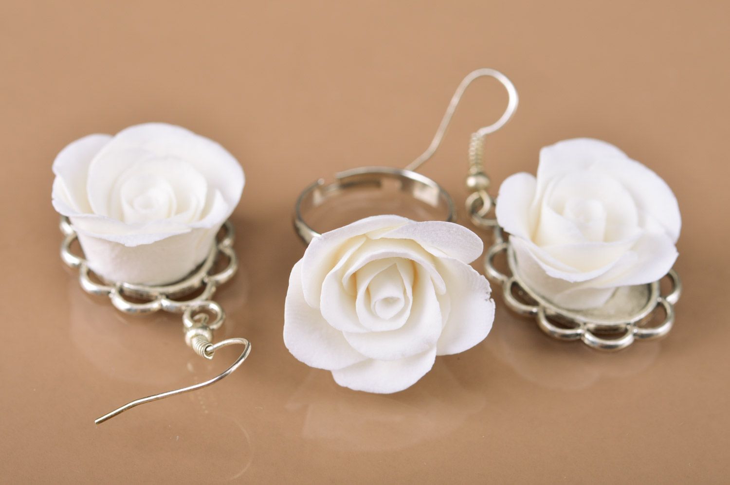 Set of handmade polymer clay flower jewelry 2 items dangle earrings and ring of white color photo 4