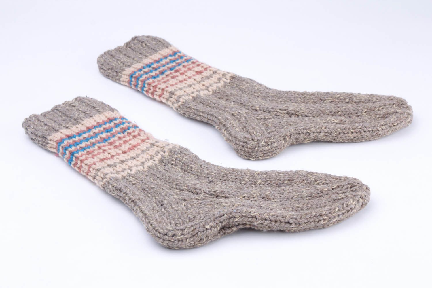 Meias de mulheres cinzentas quentes de fios de lã tricotadas à mão  foto 4