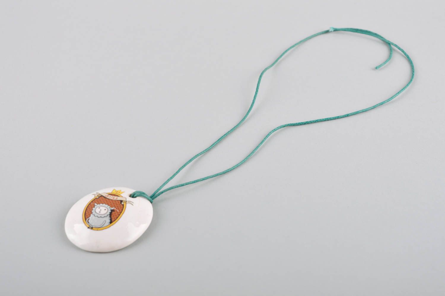 Pendentif Bélier Bijou fait main rond blanc céramique avec cordon Cadeau femme photo 5