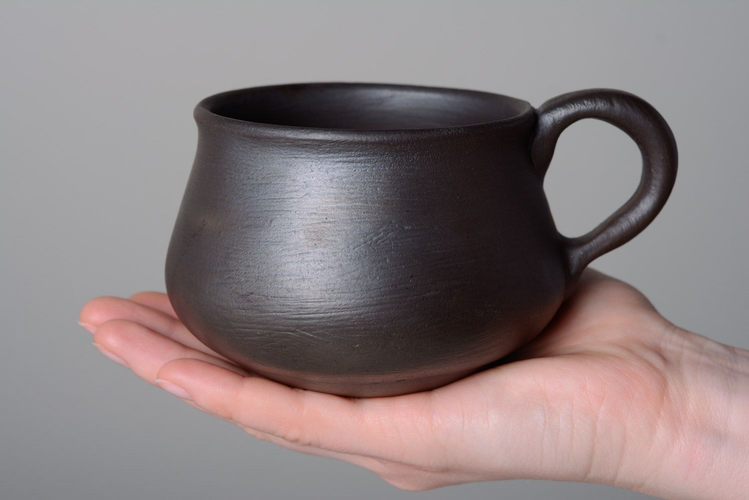Глиняная чашка ручной работы чернодымленная красивая объемом 300 мл фото 2