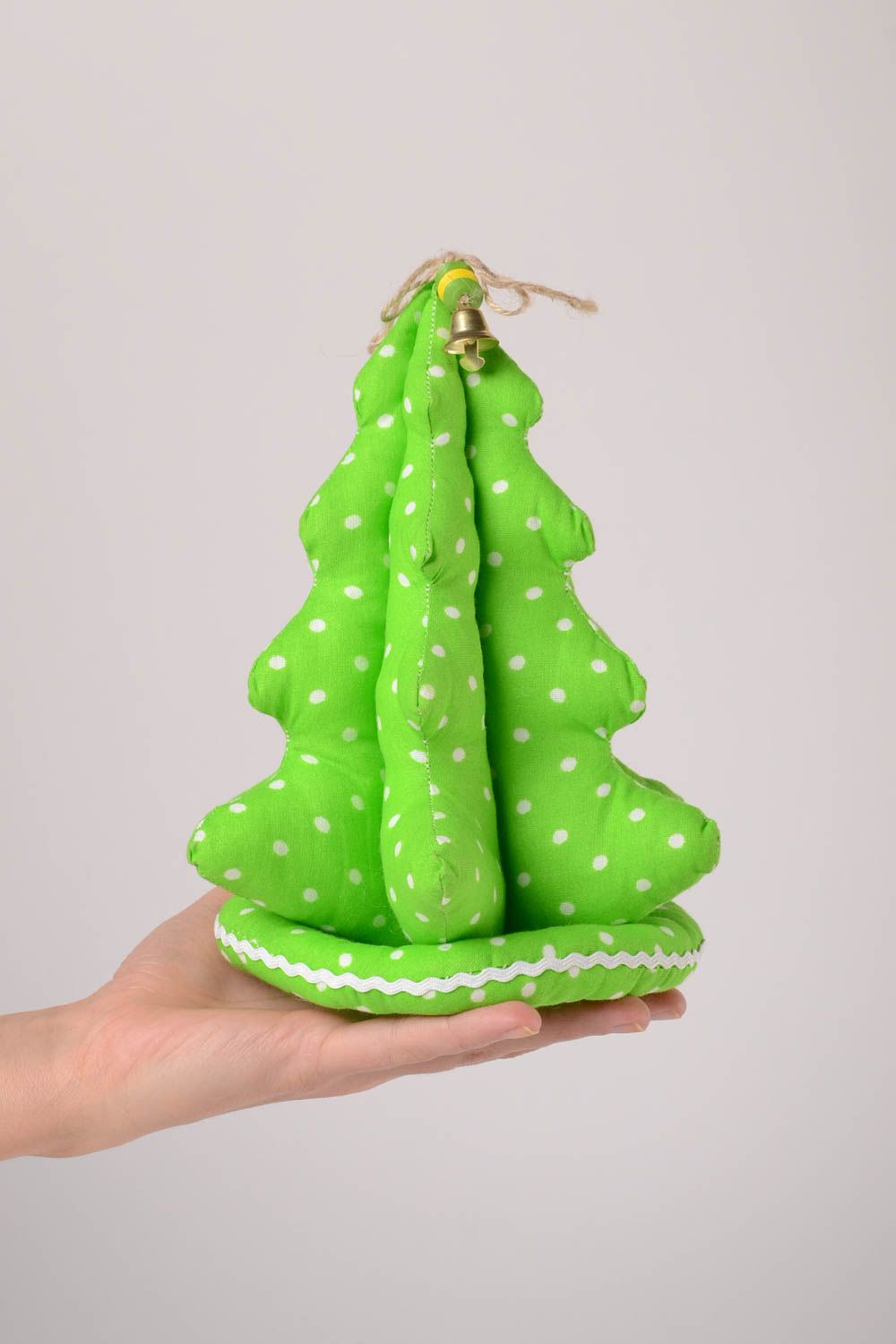 Игрушка ручной работы оригинальная игрушка зеленая елка из ткани в горошек фото 2