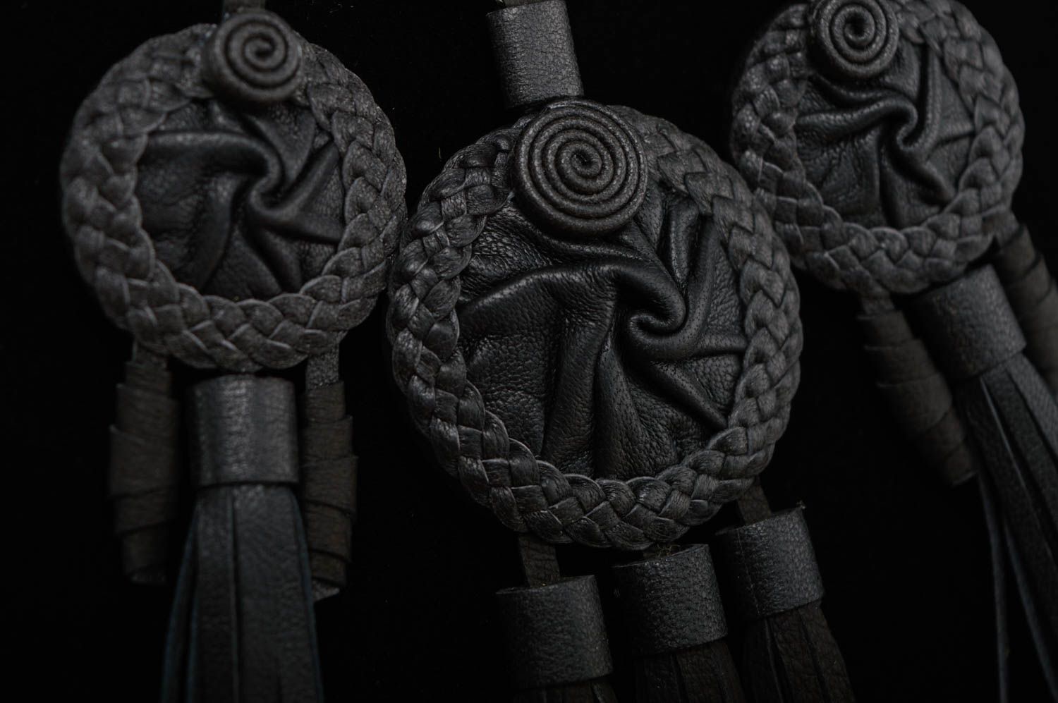 Ensemble de bijoux en cuir faits main noirs pendentif et boucles d'oreilles  photo 4