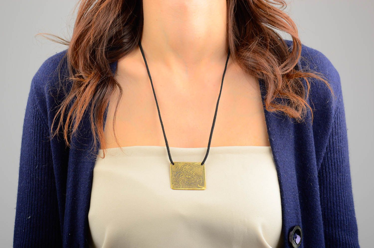 Pendentif en métal Bijou fait main sur lacet réglable Accessoire femme photo 1