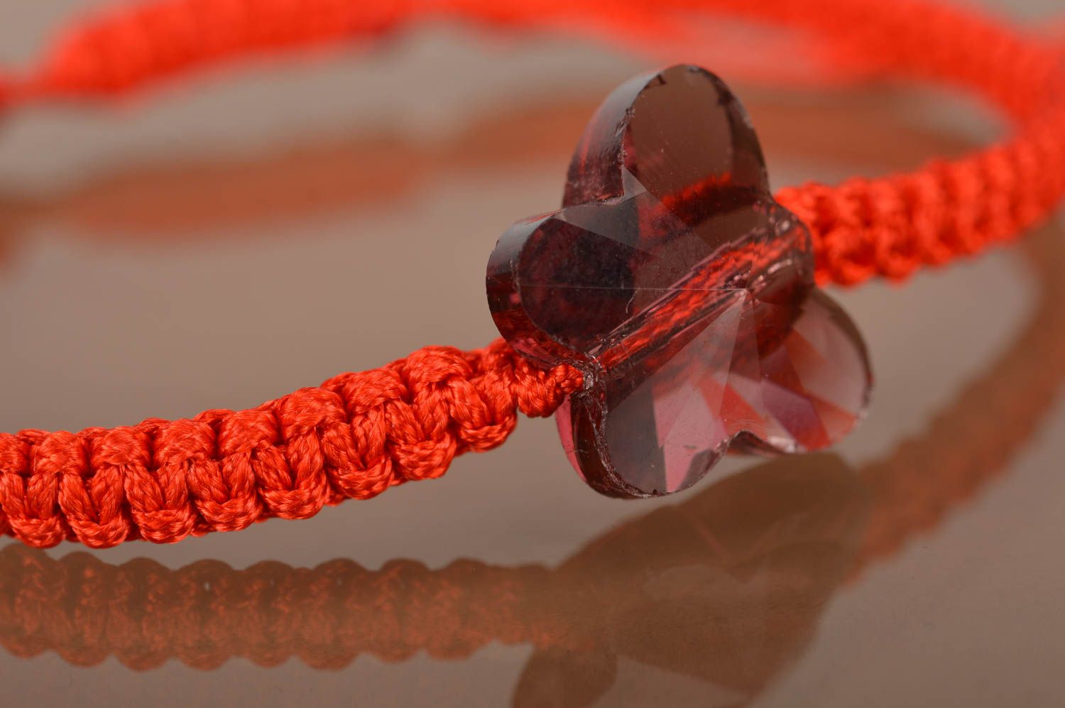 Bracelet rouge en lacet ciré avec papillon bordeaux fait main fin de créateur photo 3