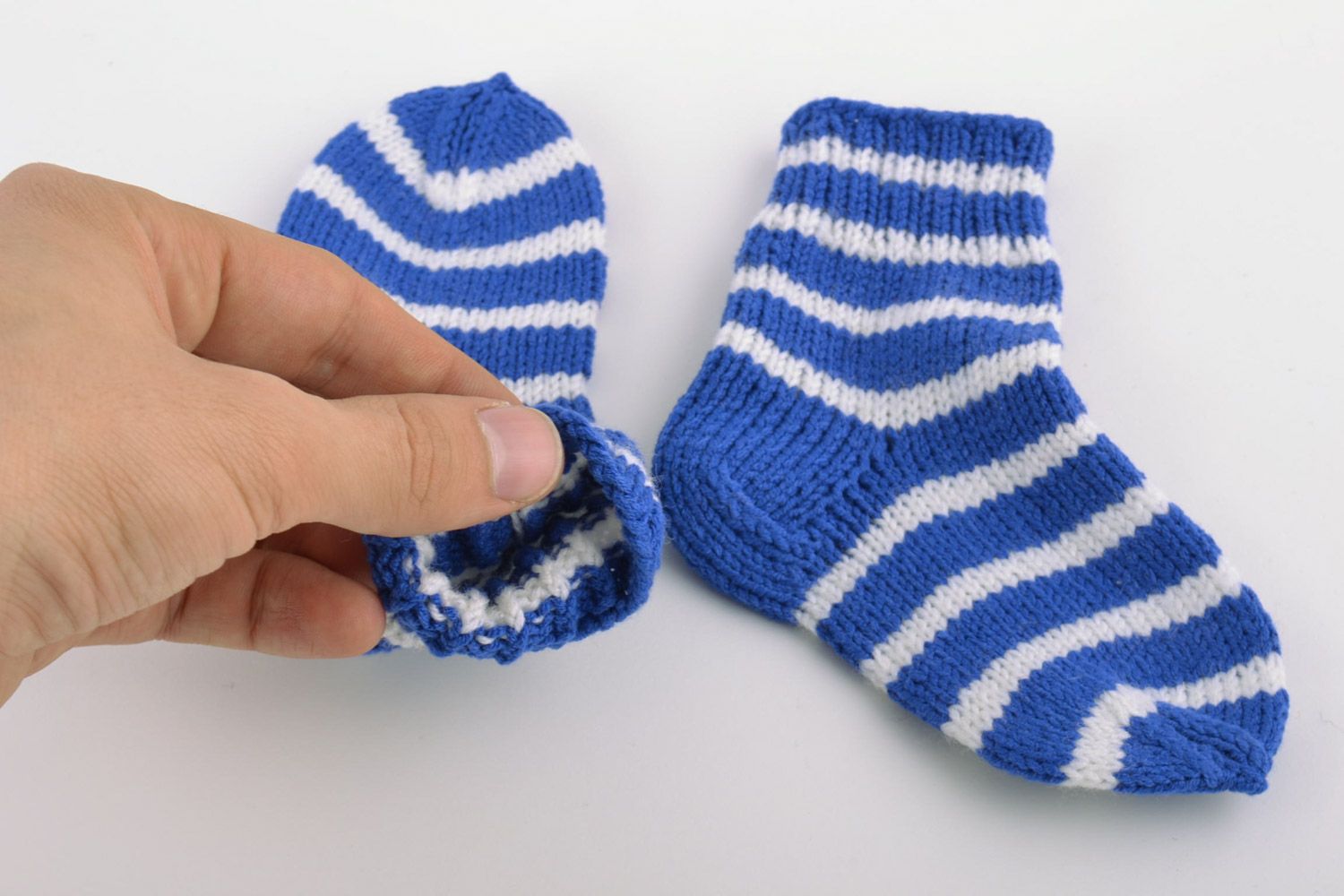 Chaussettes pour bébé tricotées chaudes faites main rayées couleurs bleu blanc photo 3