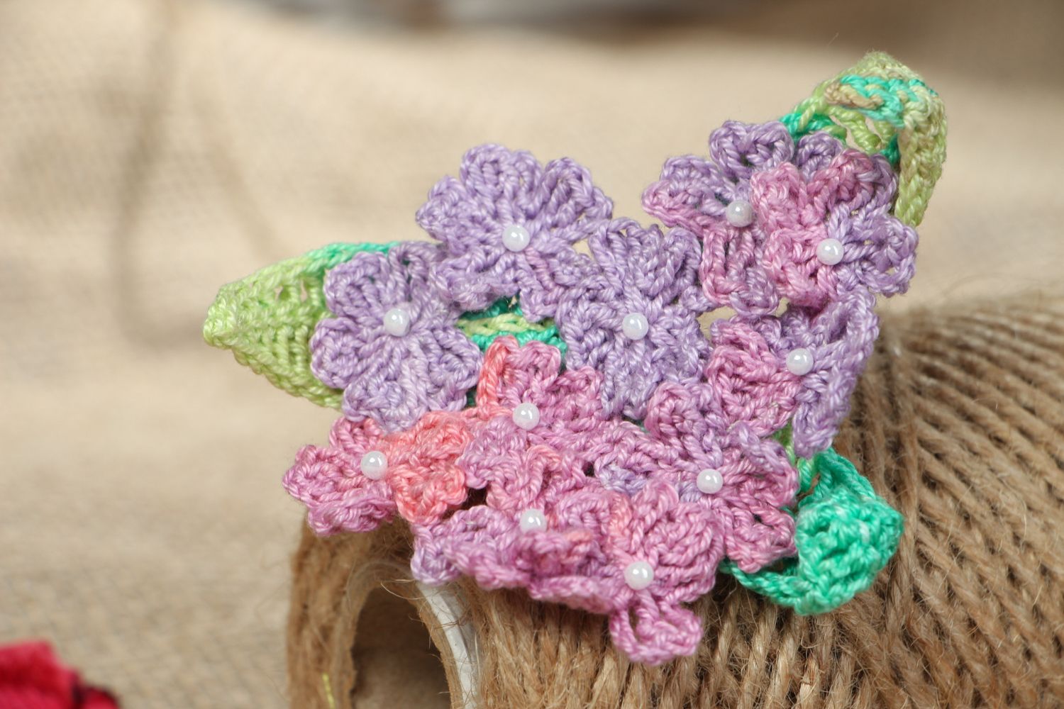 Broche tricotée à l'aide du crochet avec fleurs  photo 5