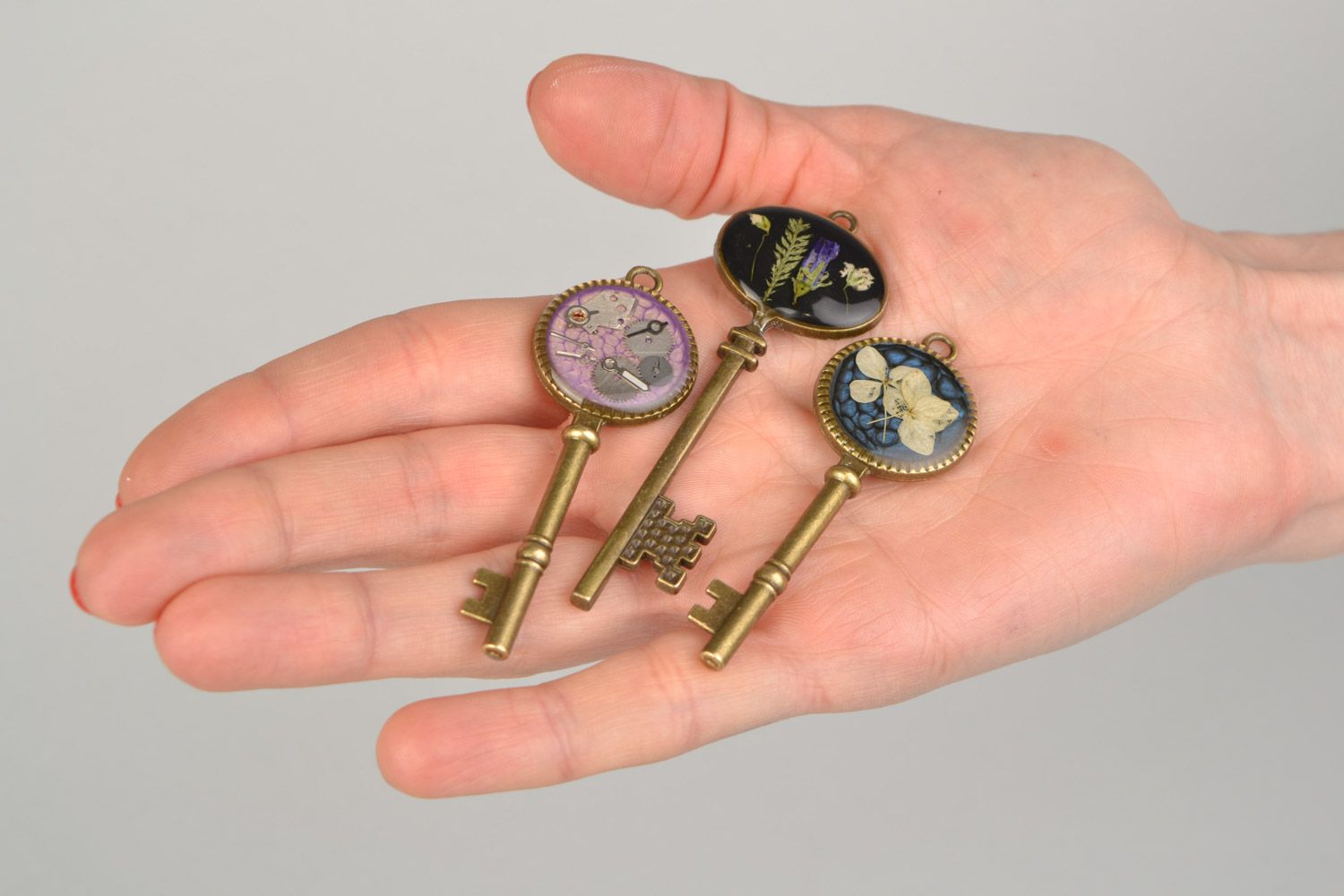Set de pendentifs clés avec fleurs naturelles et mécanismes faits main 3 pièces photo 2